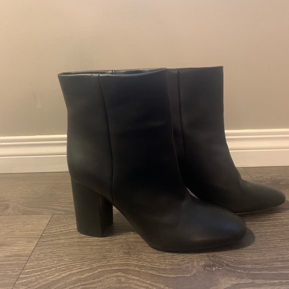 VINCE black leather ankle boots. - Picture 2 of 5